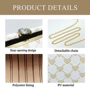 Dettaglio della pochette a cuore con catena d'oro rimovibile e chiusura facilitata