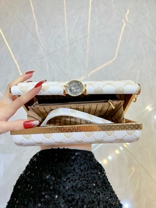 Elegante borsa da sera in pelle bianca con goffratura a cuore e chiusura a diamante