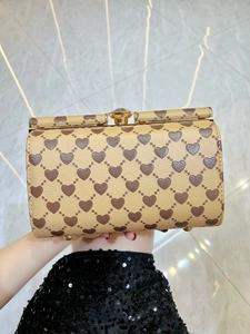 Dettaglio borsa a scatola con monogramma a cuore, cornice dorata e chiusura gioiello