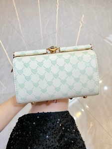 Dettaglio borsa da sera bianca con cuori a rilievo e chiusura gioiello dorata