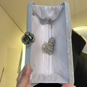 Pochette de soirée élégante à paillettes argentées avec fermoir rose et chaîne fine