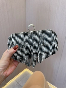 Luxe avondtas met strass steentjes, fonkelende franjes en een ronde metalen handgreep