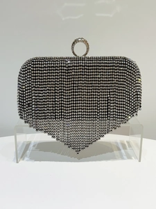 Detail van zilveren strass-avondtas met V-vormige franjes en ronde metalen ring