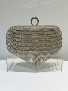 Detail van zilveren strass avondtas met kristallen franjes en een ronde metalen handgreep