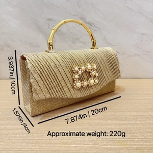 Detail der Glitzer-Abendtasche mit Bambusgriff und perlenbesetzter Schnalle