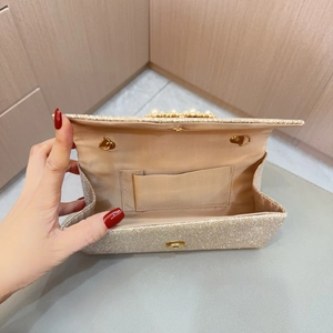 Innenansicht der goldenen Pailletten-Abendtasche mit Magnetverschluss und Innentasche