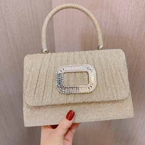 Detailansicht der luxuriösen goldgefalteten Clutch mit funkelnder Strassquadratschnalle