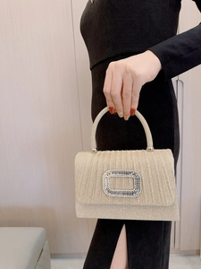Detailaufnahme der goldenen Glitzer-Abendtasche mit einer großen Strass-Schnalle