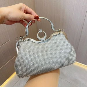 Détail macro du sac de soirée en strass argenté avec poignée en métal et fermoir en cristal