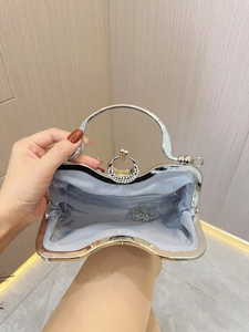 Pochette de soirée argentée avec strass, poignée ronde et bandoulière amovible