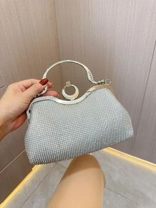 Détail du sac de soirée argenté en strass avec boucle demi-lune et poignée en métal
