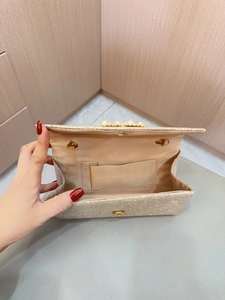 Elegante goldene Glitzer-Abendtasche mit Perlenbesatz und Magnetverschluss