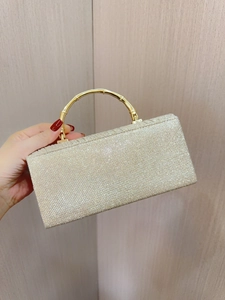 Abendtasche mit champagnerfarbenen Pailletten und goldenem Bambus-Metallgriff