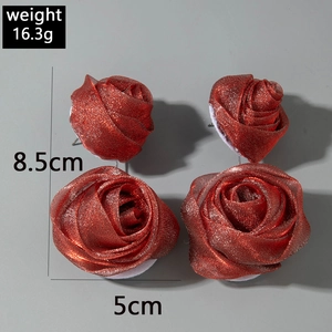 Vue détaillée des boucles d'oreilles rose en tissu rouge avec dimensions et poids 16,3g