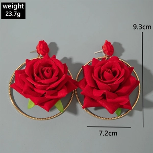 Détail macro de grandes boucles d'oreilles rose en velours rouge, hauteur 9,3 cm
