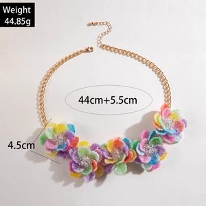 Bunte matte Harzblumenkette mit Kristallmitte an einer zarten goldenen Gliederkette