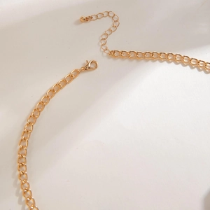 Kurze Goldkette mit mattierten bunten 3D-Blumen und verstellbarem Karabinerverschluss