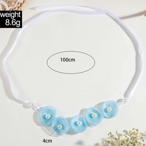 Matte blaue Stoffblumen-Halskette mit weißem Band und Perlenverzierung für Damen