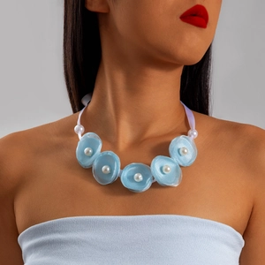 Blau matte Blumenhalskette mit weißen Perlen und Satinband für elegante Damen