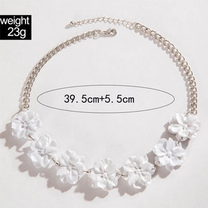 Collier ras du cou avec fleurs 3D blanches mates, poids 23g, longueur 39,5cm plus extension