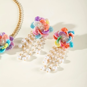 Detail von matter Blumenkette und Perlenfransen-Ohrring-Set mit bunten Blütenblättern