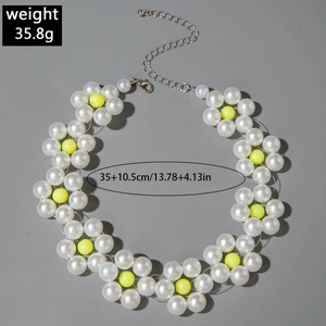 Detail der Perlen-Blumenhalskette mit Karabinerverschluss, Gewicht beträgt 35,8 g