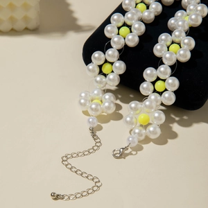 Detail einer Perlen-Blumenhalskette mit weißen Blüten und silbernem Karabinerverschluss