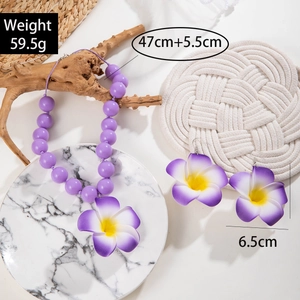 Parure de bijoux pour femme avec collier en perles acryliques mauves et fleurs de frangipanier
