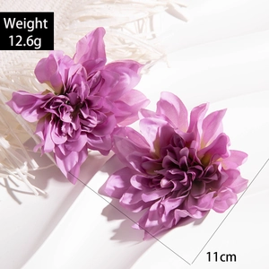 Macro shot of 11cm purple silk flower heads with detailed petals and 12.6g weight info
