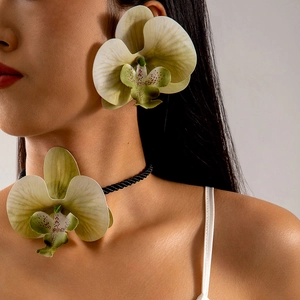 Détail du collier choker orchidée verte et boucles d'oreilles sur le mannequin