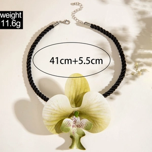 Détail du collier orchidée avec cordon noir et spécifications de poids de 11,6g