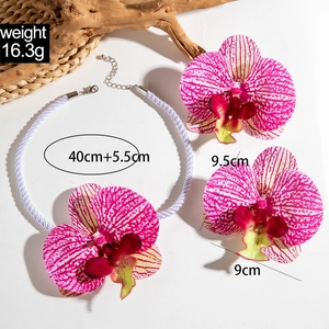 Parure bijoux fleur orchidée avec collier de perles et pendentif orchidée violette