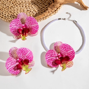 Détail macro de l'ensemble collier orchidée avec cordon violet et pétales de fleurs réalistes