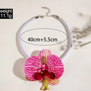 Détail du collier orchidée rose affichant un poids de 11,1g et une chaîne de 40+5,5cm