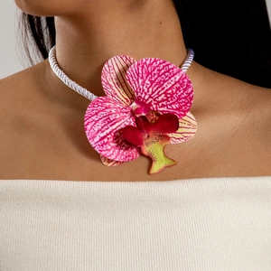 Gros plan d'un tour de cou orchidée rose vif avec des détails de corde torsadée blanche