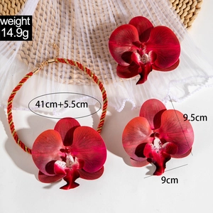 Parure collier et accessoires fleur d'orchidée rouge profond avec texture de soie réaliste