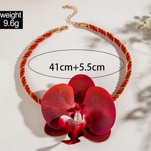 Vue détaillée du collier orchidée rouge foncé montrant le poids 9,6g et la chaîne de 41cm+5,5cm