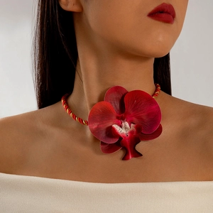 Détail du collier orchidée rouge avec texture de pétales réaliste et cordon tressé