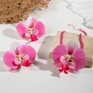 Détail du collier orchidée avec pétales dégradés roses et accents de perles