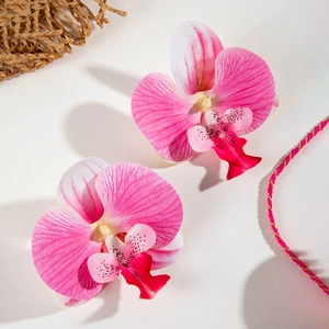 Gros plan détaillé de boucles d'oreilles orchidée rose avec dégradé et détails de perles fines