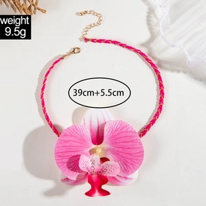 Détail du collier orchidée rose, longueur 39+5,5 cm et poids 9,5 g sur de la dentelle blanche