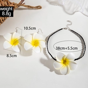 Vue détaillée de l'ensemble de bijoux fleur de frangipanier avec dimensions et poids