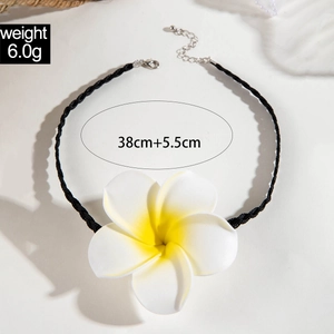 Détail du collier fleur de frangipanier avec cordon de 38 cm et chaîne d'extension