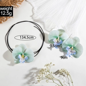 Vue détaillée du coffret collier floral avec dimensions et pendentifs orchidées
