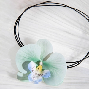 Vue détaillée du pendentif fleur d'orchidée 3D avec dégradé et chaîne cordon noir