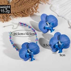 Détail du collier orchidée bleue avec corde tressée et chaîne en métal réglable