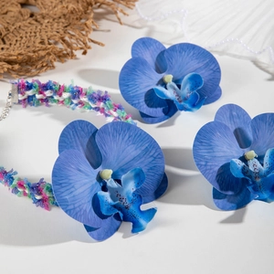 Détail macro du collier orchidée bleue fait main avec perles et ambiance estivale de vacances