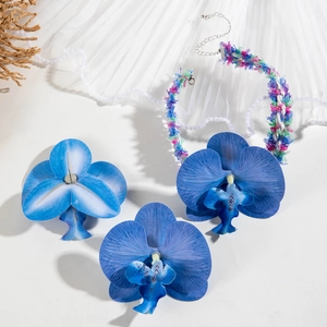 Détail de parure bijoux orchidée bleue avec collier tressé et accents de perles