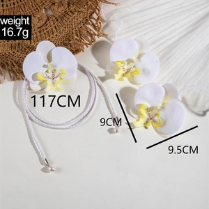 Vue détaillée du collier d'orchidée blanche avec corde de 117cm et perles fines
