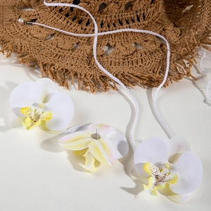 Détail macro d'une boucle d'oreille orchidée blanche avec texture de pétale réaliste
